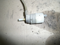 Scheibenwaschanlagenpumpe aus VW TRANSPORTER Mk IV Pritsche/Fahrgestell (70XD) Scheibenwaschanlagenpumpe aus VW TRANSPORTER Mk IV Pritsche/Fahrgestell (70XD)